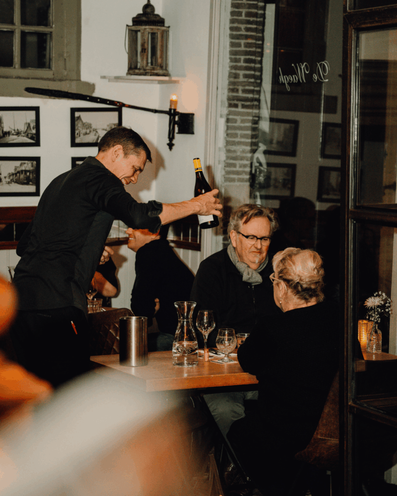 Vrolijke bediening bij een tafel voor twee