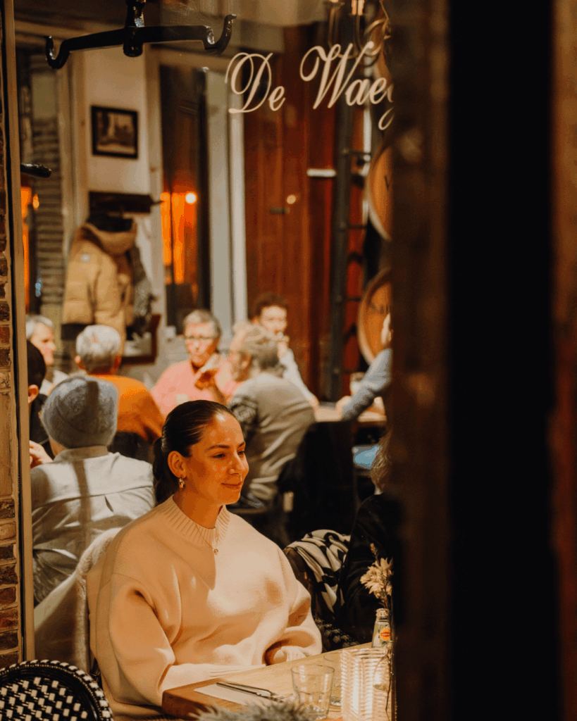 Verschillende tafels met mensen die dineren